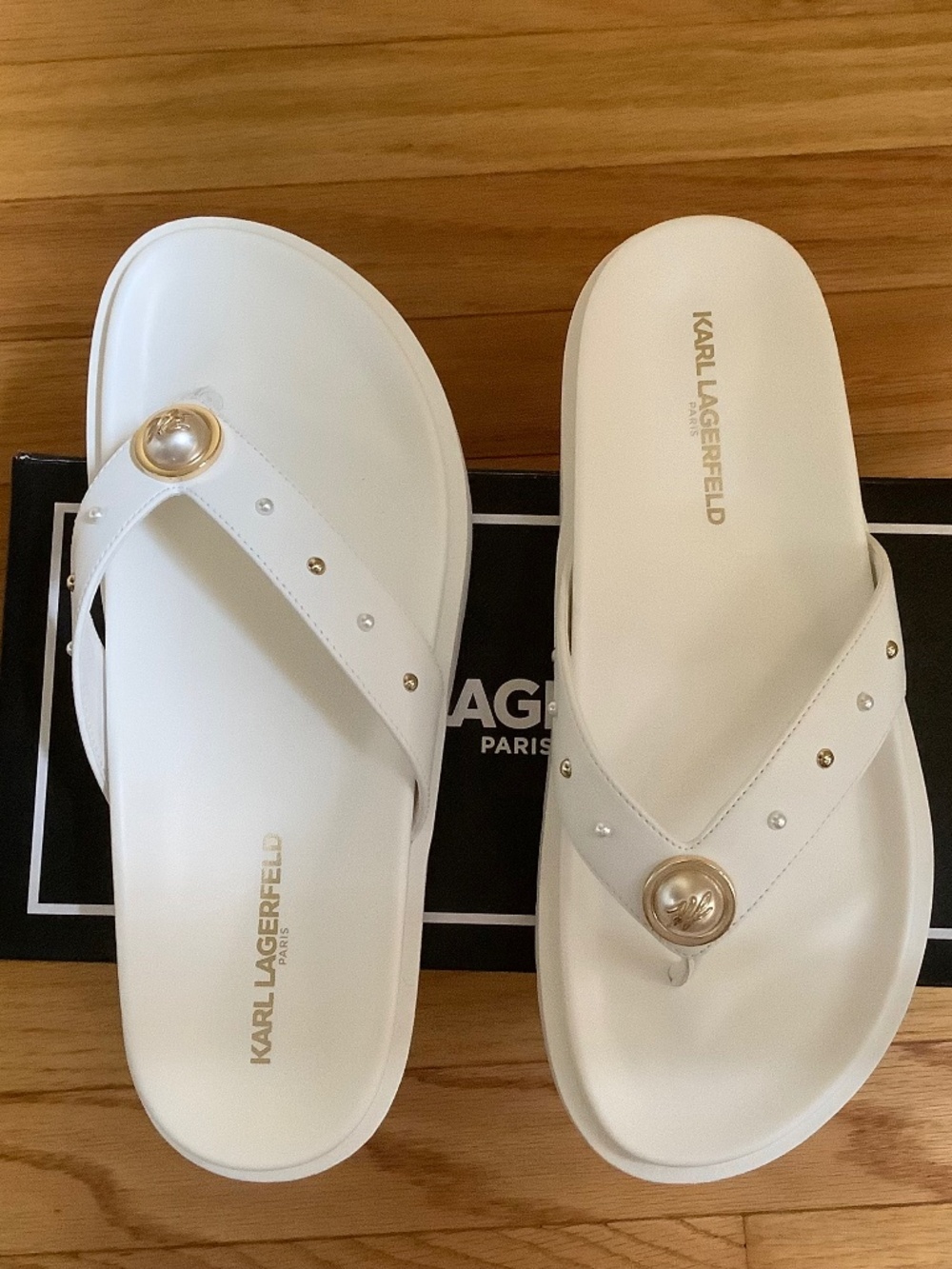 KARL LAGERFELD PARIS Hayze Pearl Flip Flop Sandals White SZ 9.5